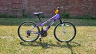 A Rallye branded light purple bike with a black seat, straight handle bar, b lack wheels with handbreaks and gears
