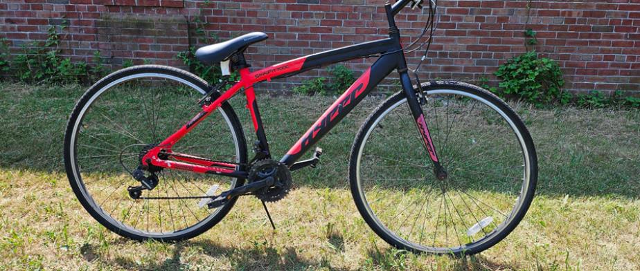 A black and red Hyper brand mountain bike with 21 gears