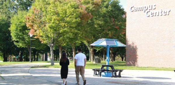 Students Walking In Front Of The CSI Campus Center