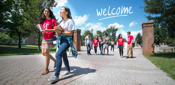 Students strolling through CSI Campus